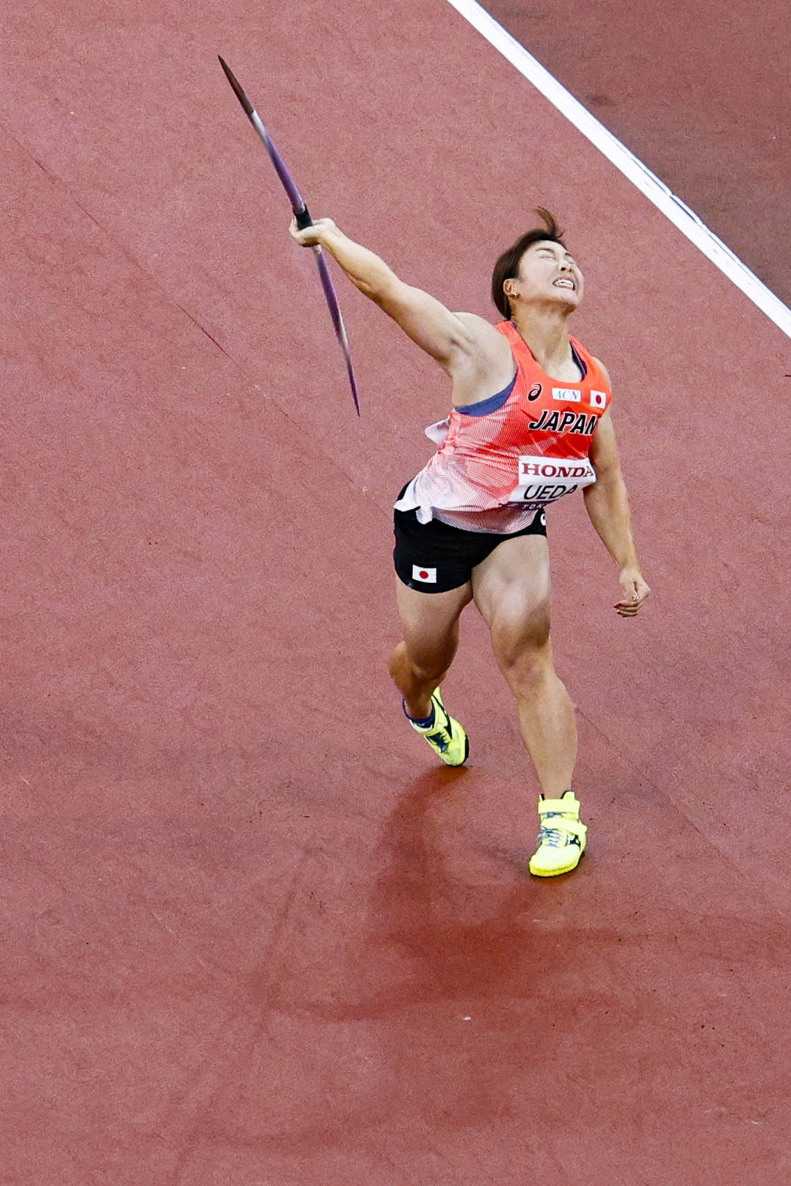 女子やり投げ予選　投てきする上田百寧（共同）