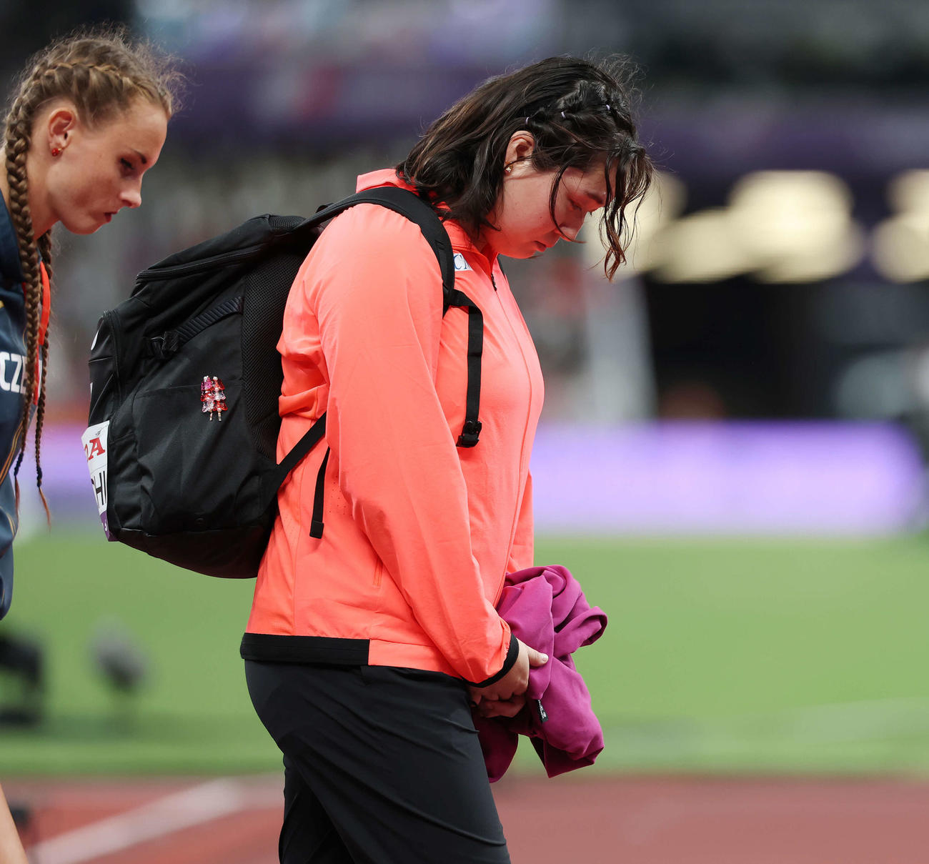 女子やり投げ予選　自力で決勝進出を決められず、うつむく北口（撮影・宮地輝）