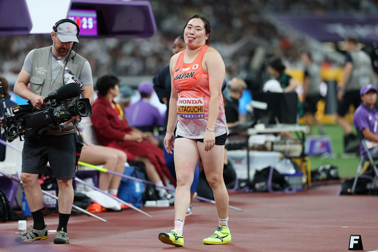 女子やり投げ予選　2投目を終え、決勝進出記録に届かず悔しい表情の北口（撮影・宮地輝）