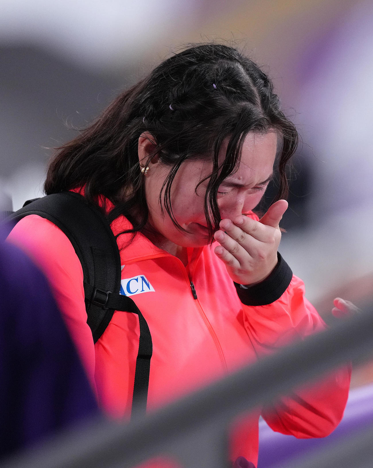 女子やり投げ予選を終え、涙ながらにインタビューを受ける北口（撮影・足立雅史）