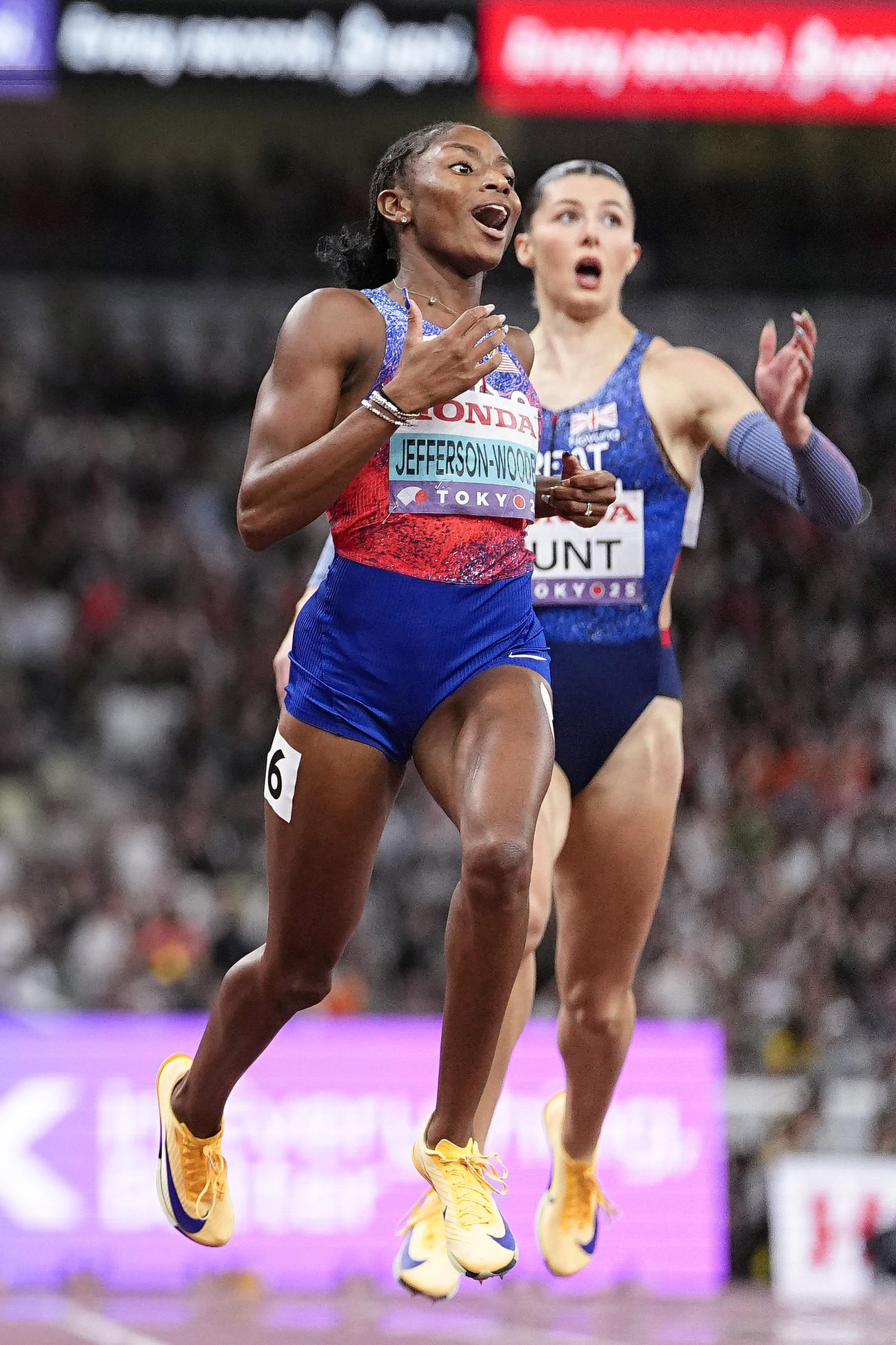 女子200メートル決勝　1位でゴールしたメリッサ・ジェファーソンウッデン（左）（共同）