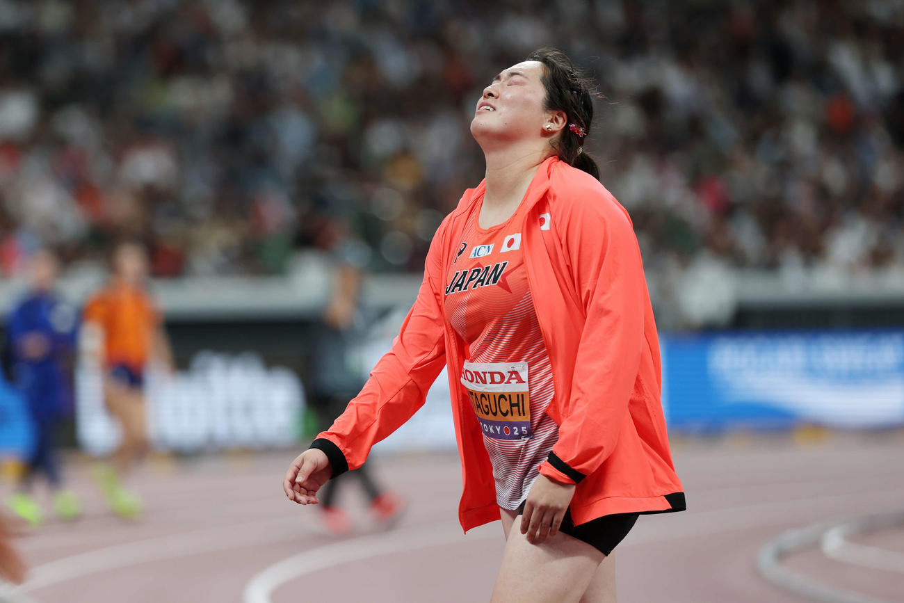 女子やり投げ予選　自力で決勝進出を決められず、厳しい表情の北口（撮影・宮地輝）