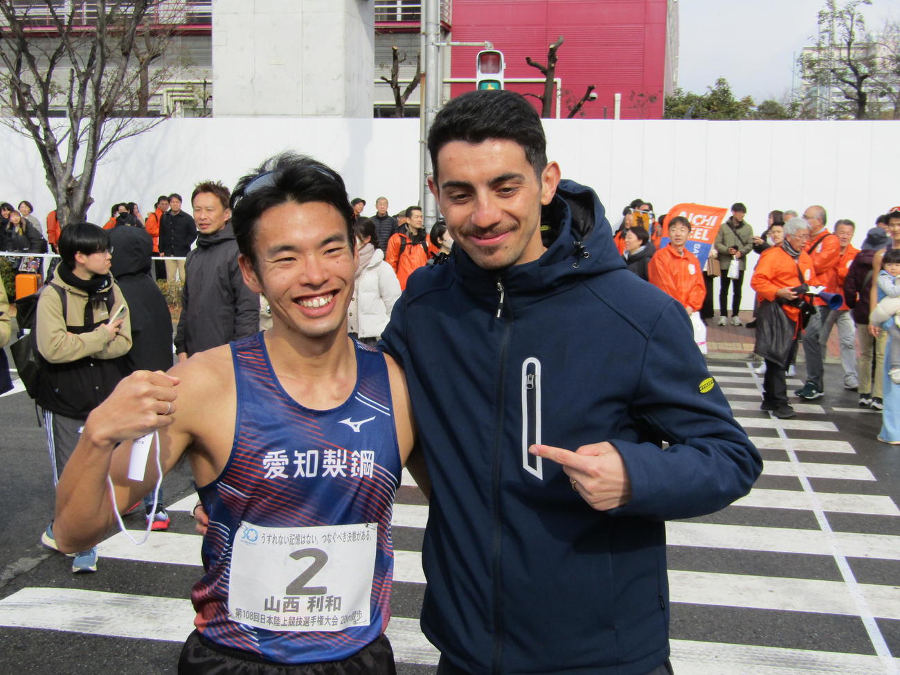 2月16日、日本選手権20キロ競歩で世界記録を樹立した山西利和（左）