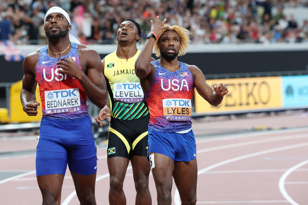 男子200メートル決勝　優勝した米国のライルズ（右）（撮影・宮地輝）