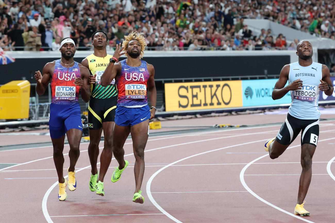 男子200メートル決勝　優勝した米国のライルズ（左から3人目）（撮影・宮地輝）