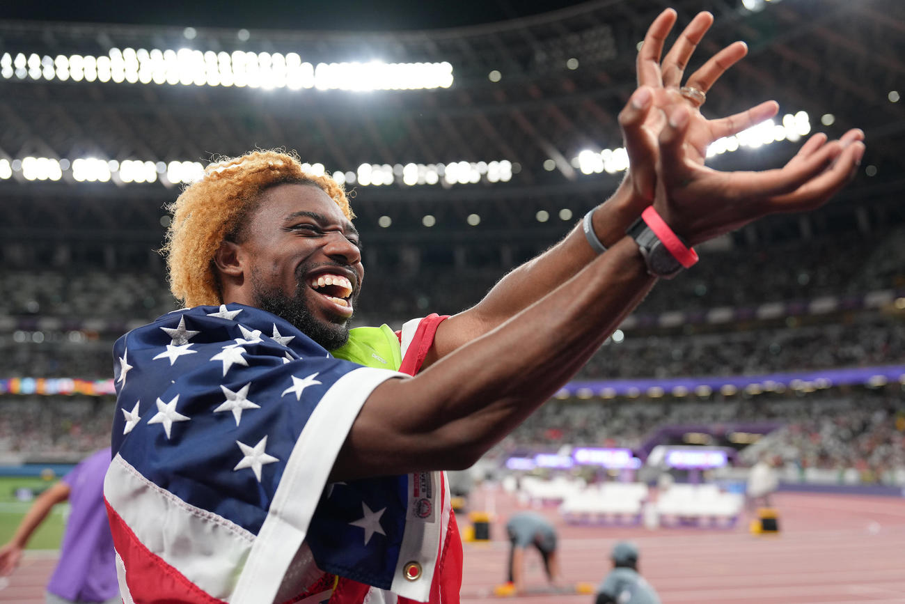男子200メートル決勝　金メダルを獲得し「かめはめ波」を披露する米国のライルズ（撮影・足立雅史）