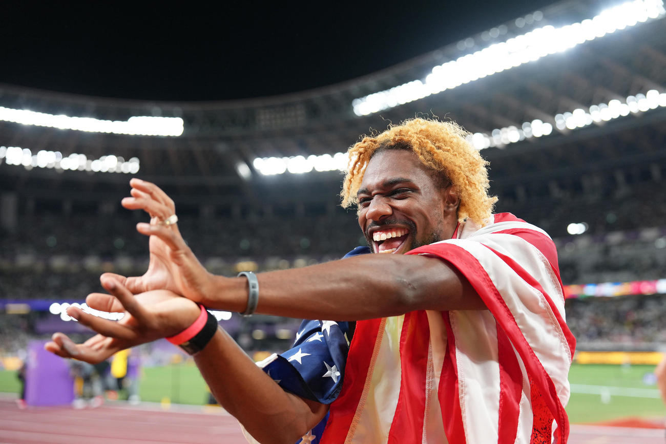 男子200メートル決勝　金メダルを獲得し「かめはめ波」を披露する米国のライルズ（撮影・足立雅史）