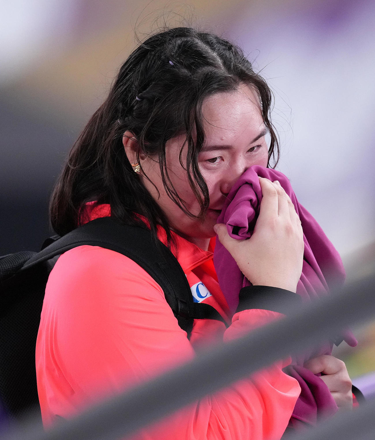 女子やり投げ予選を終え、涙ながらにインタビューを受ける北口（撮影・足立雅史）