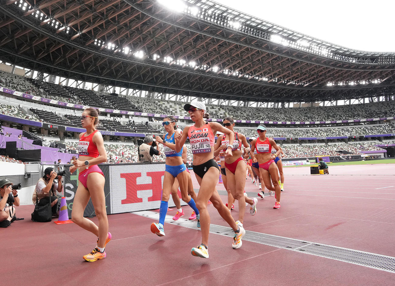 女子20キロ競歩　国立競技場をスタートする藤井（左から3人目）ら（撮影・足立雅史）