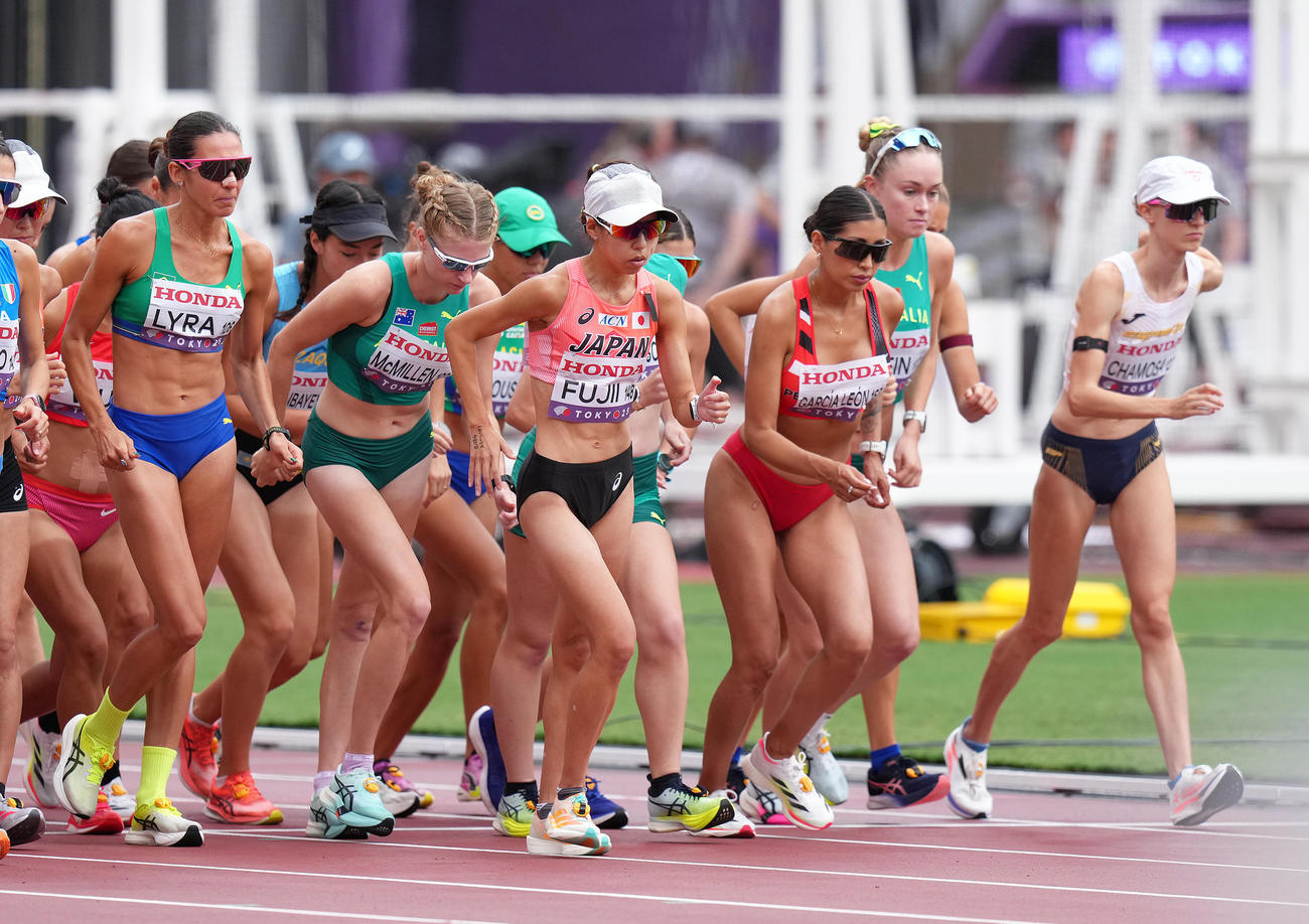 女子20キロ競歩　国立競技場をスタートする藤井（中央）ら（撮影・足立雅史）