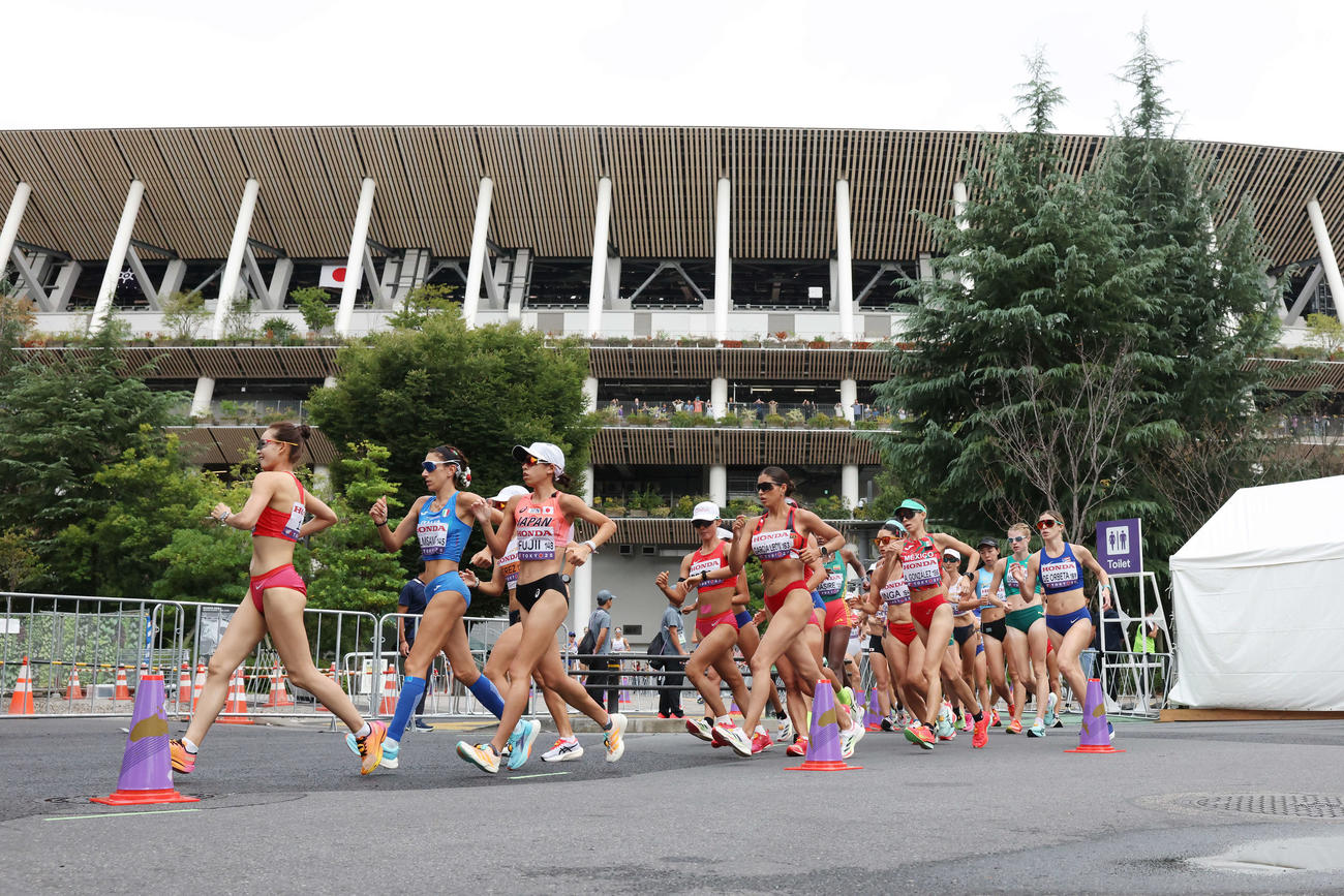 女子20キロ競歩　力強い歩きで国立競技場を後にする選手たち（撮影・宮地輝）
