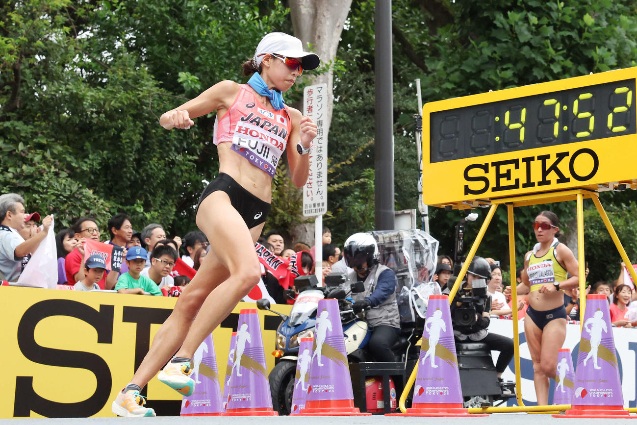 女子20キロ競歩　力強い歩きで周回する藤井（撮影・宮地輝）