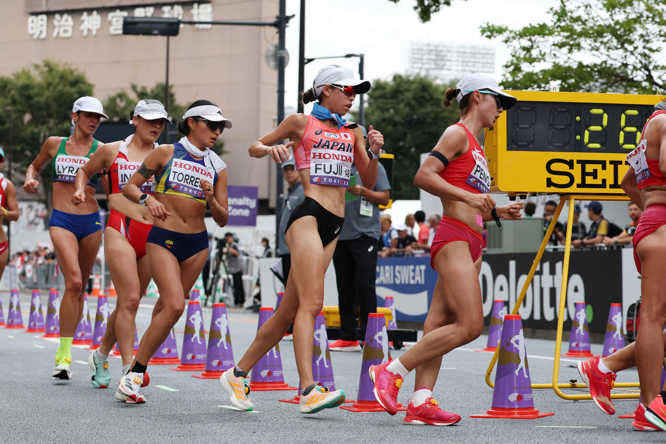 女子20キロ競歩　力強い歩きで周回する藤井（撮影・宮地輝）