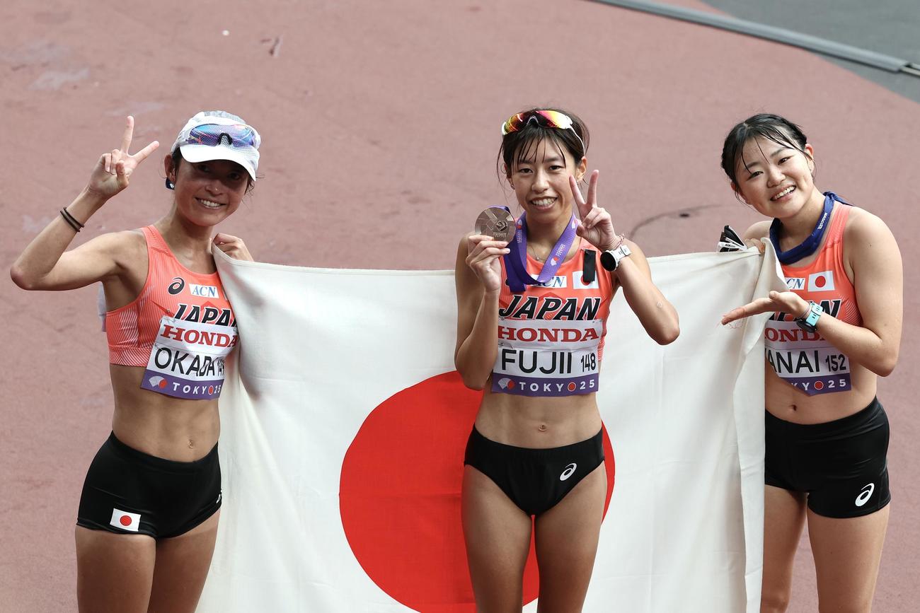 女子20キロ競歩　銅メダルを獲得し、岡田（左）と柳井（右）と笑顔で記念撮影する藤井（撮影・宮地輝）