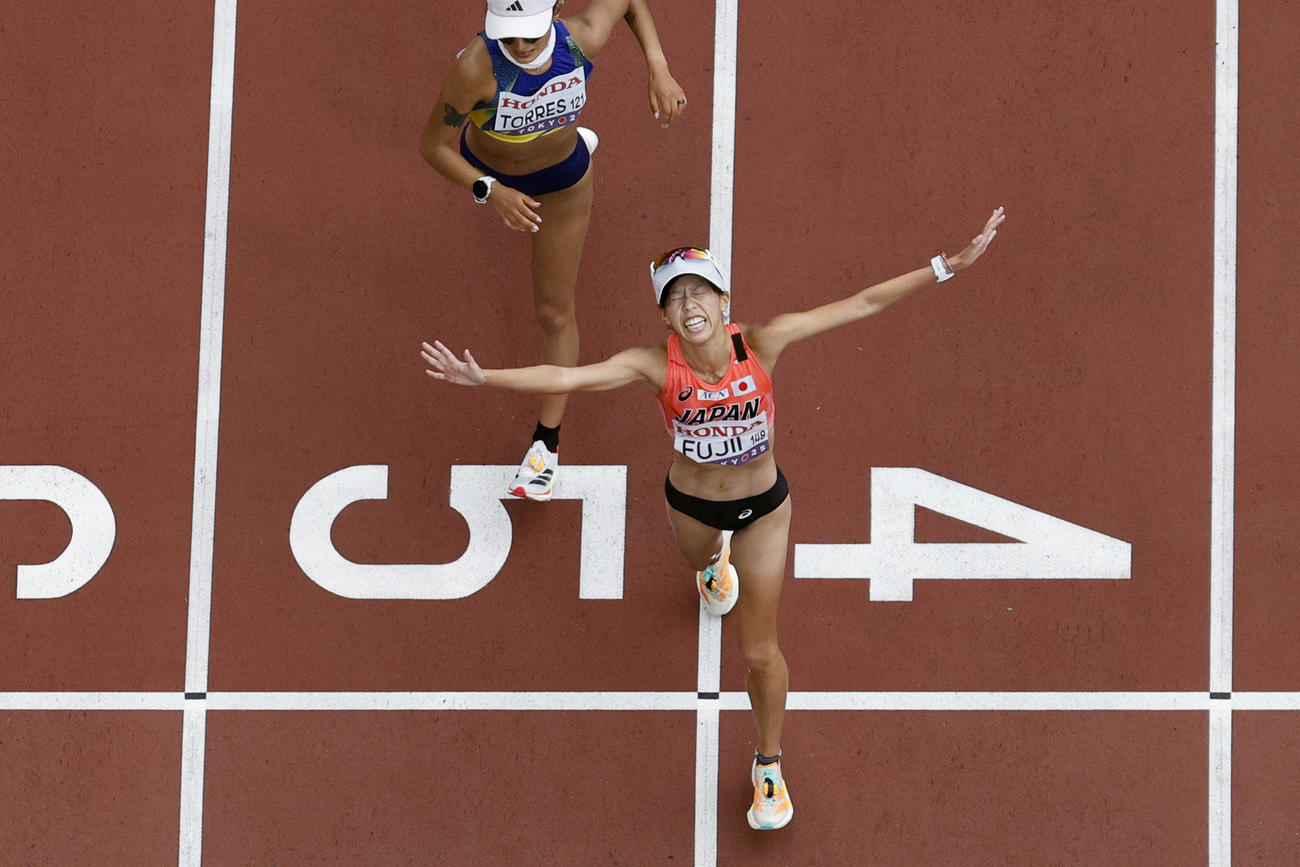 女子20キロ競歩　3位でゴールする藤井菜々子（共同）
