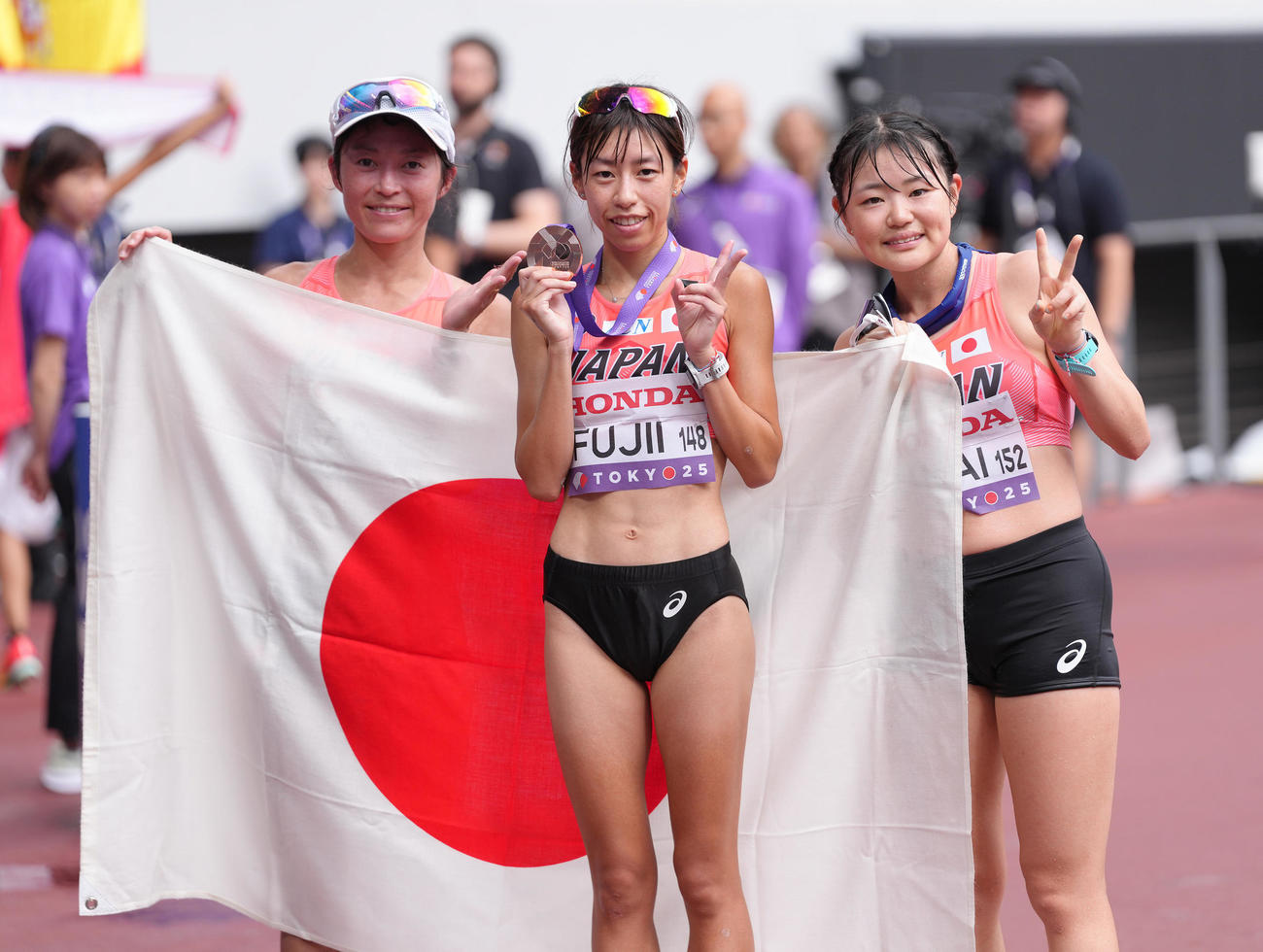 女子20キロ競歩　銅メダルを獲得した藤井（中央）は岡田（左）、柳井と記念撮影する（撮影・足立雅史）