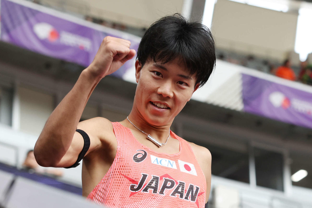 男子20キロ競歩　7位入賞を果たしガッツポーズする吉川（撮影・宮地輝）
