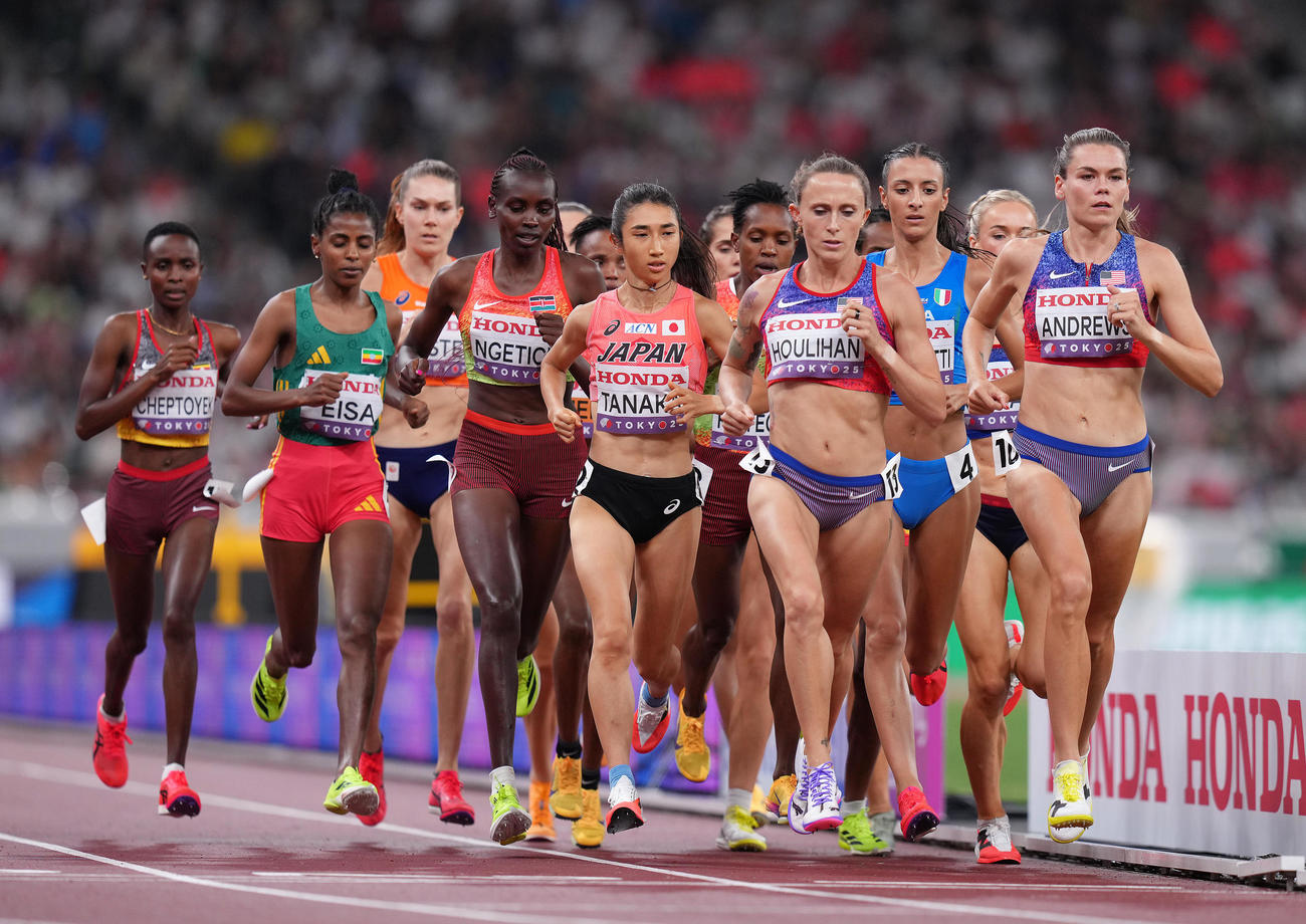 女子5000メートル決勝で力走する田中（中央）（撮影・足立雅史）