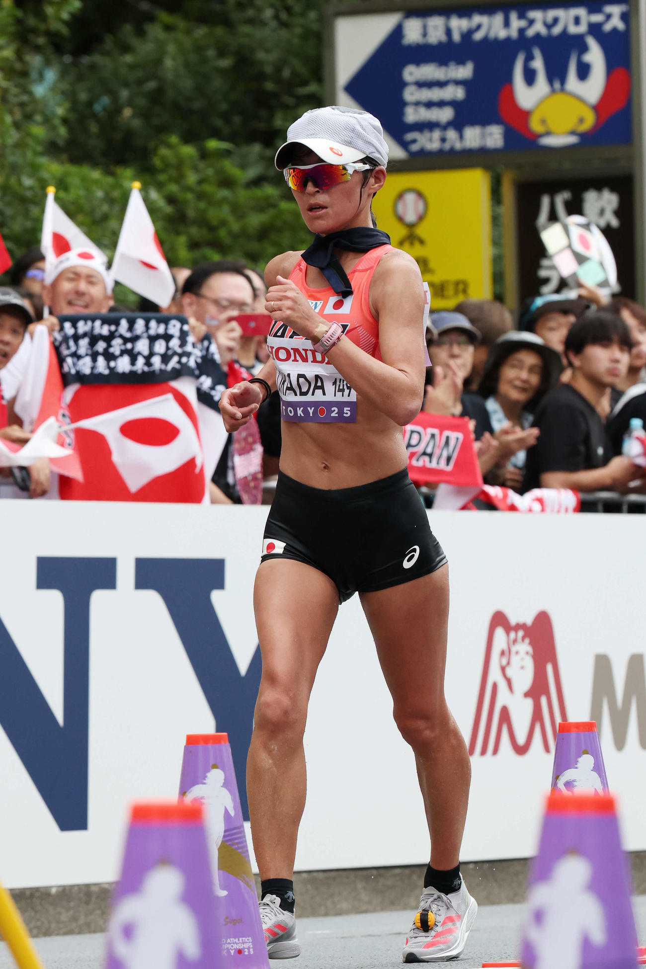 女子20キロ競歩　力強い歩きで周回する岡田（撮影・宮地輝）