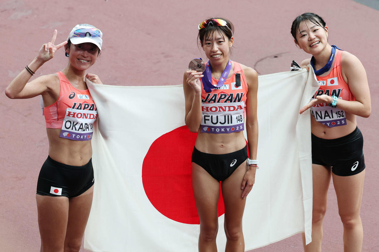 女子20キロ競歩　銅メダルを獲得し、岡田（左）と柳井（右）と笑顔で記念撮影する藤井（撮影・宮地輝）
