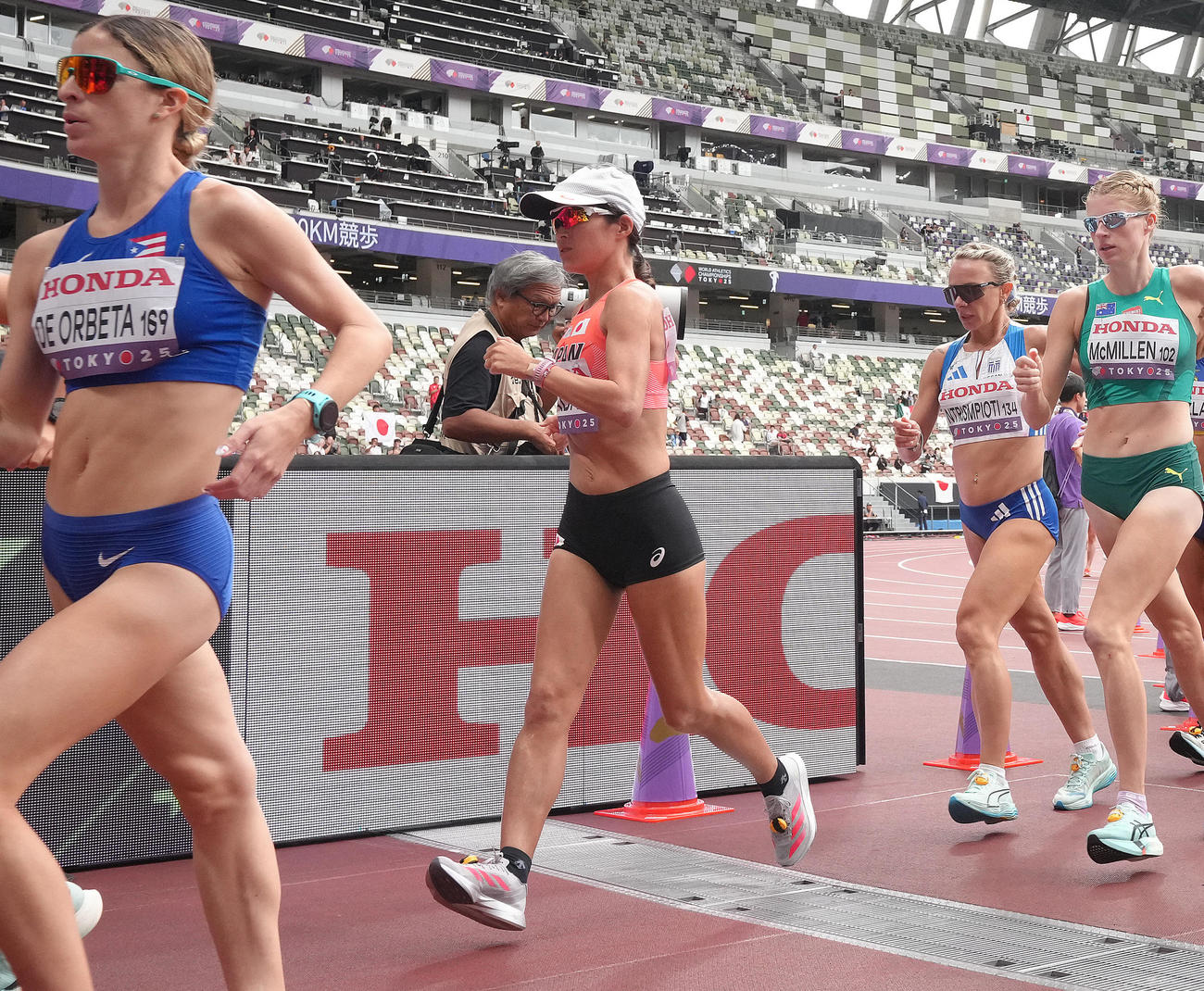 女子20キロ競歩　国立競技場をスタートする岡田（中央）（撮影・足立雅史）