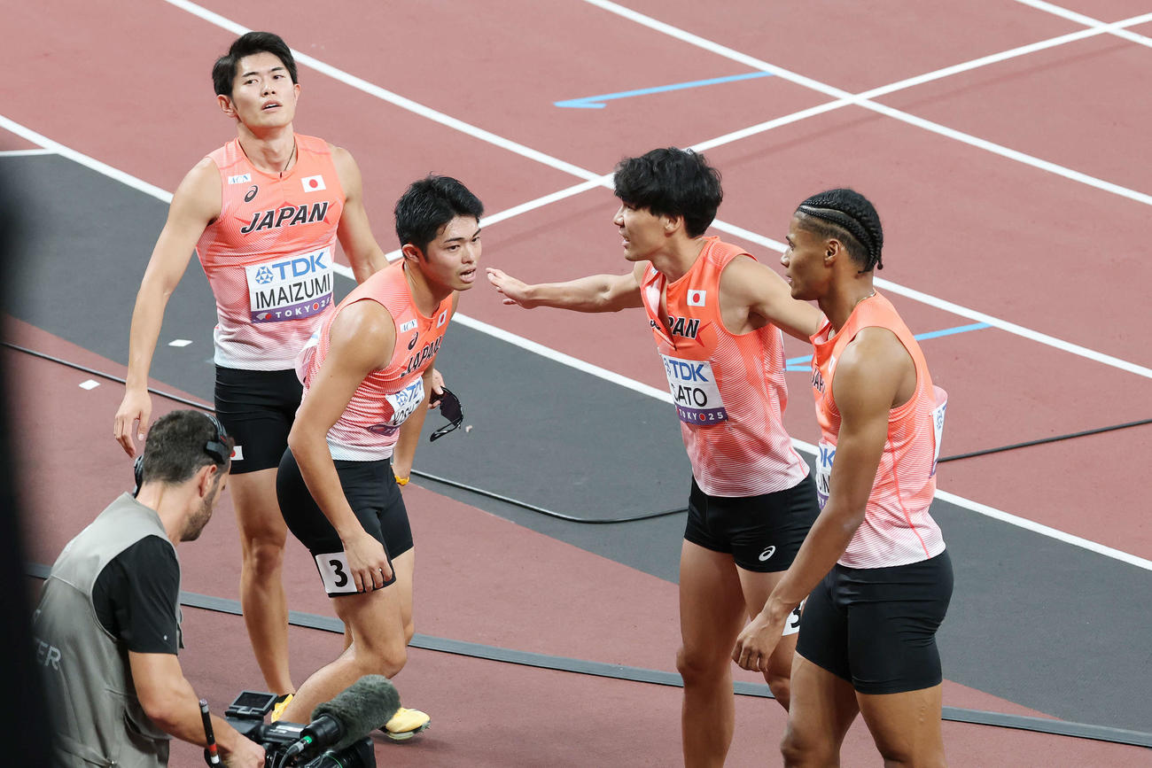 男子1600メートルリレー予選　予選突破とならなかった、左から今泉、吉津、佐藤、中島（撮影・宮地輝）