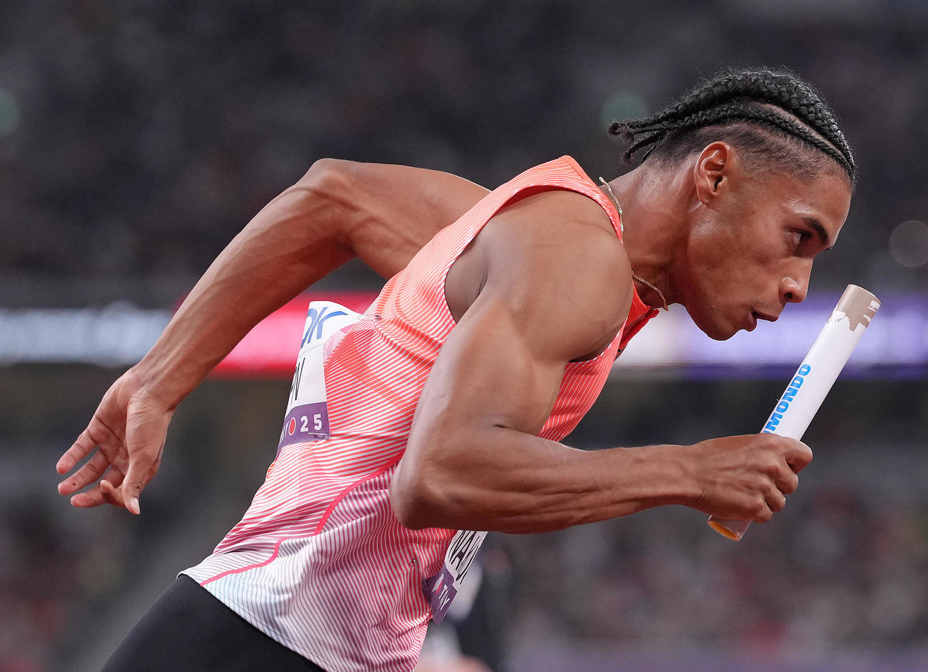 1600メートルリレー予選　一走でスタートを切る中島（撮影・足立雅史）