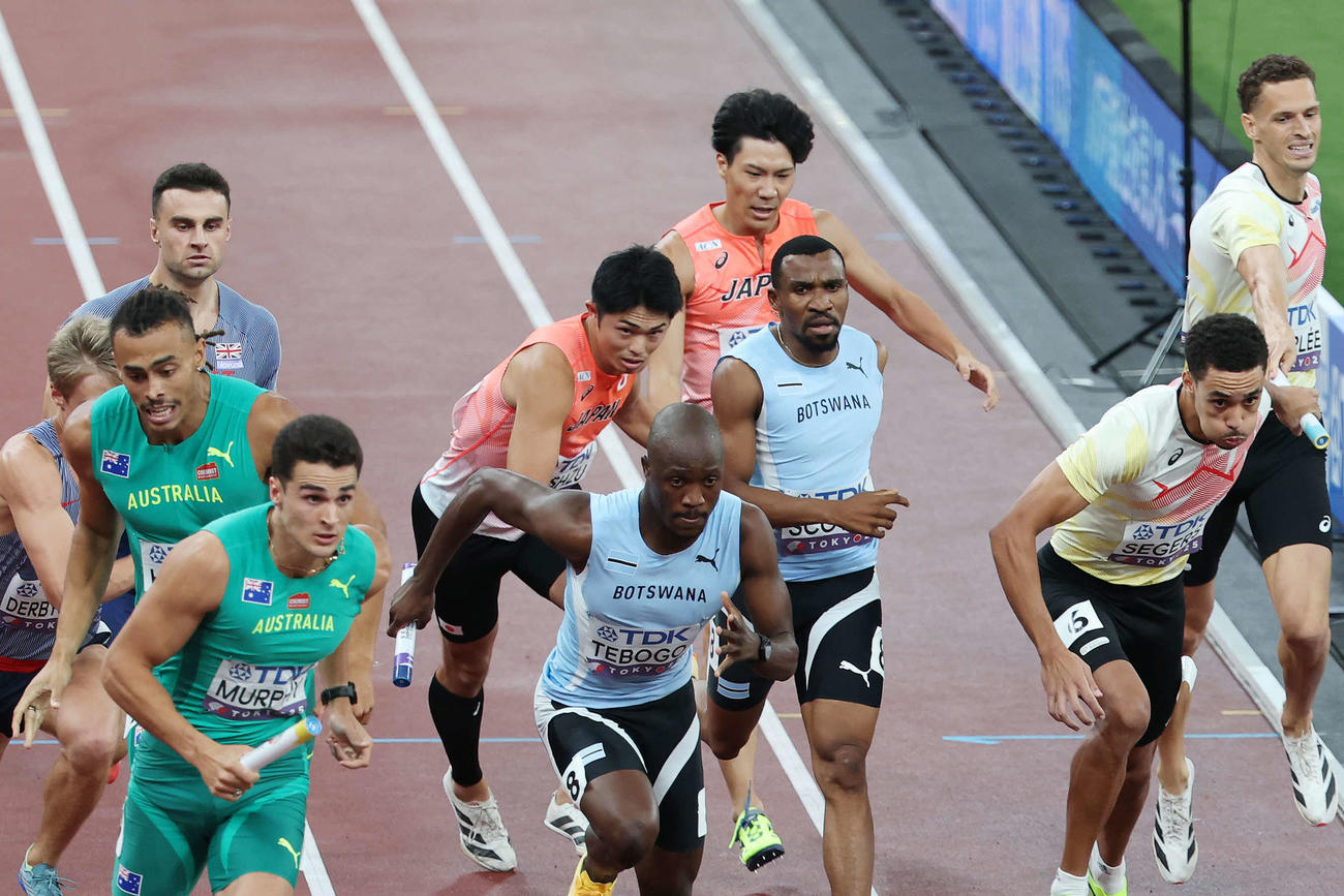 男子1600メートルリレー予選　2走佐藤（後方）からバトンを受け取る3走吉津（撮影・宮地輝）