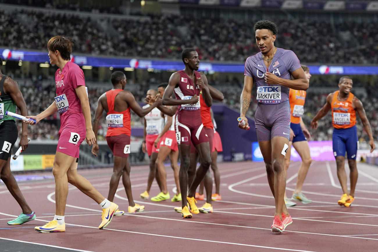 男子4×400mリレー予選1組　予選落ちとなり肩を落す米のマッキバー （AP）