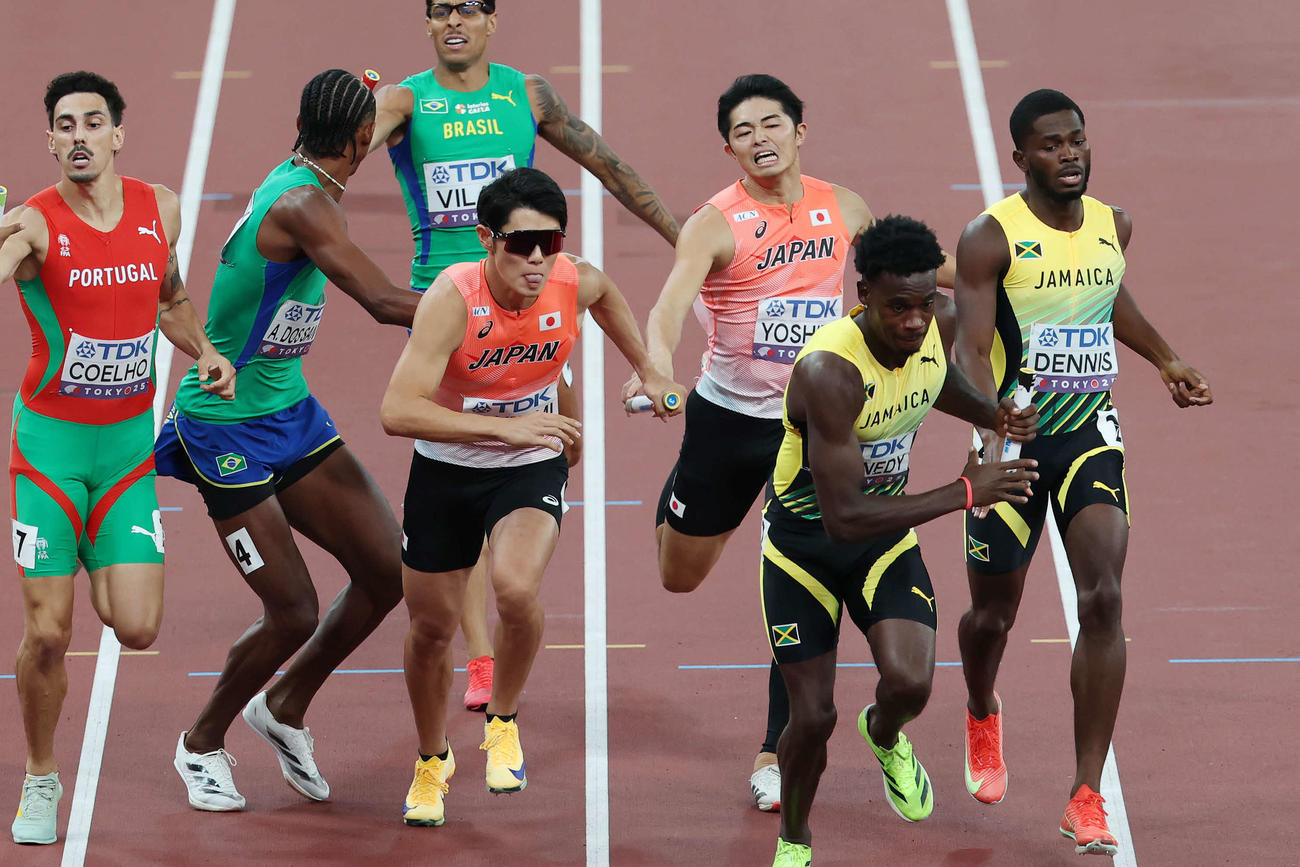 男子1600メートルリレー予選　3走吉津（右）からバトンを受け取るアンカー今泉（撮影・宮地輝）