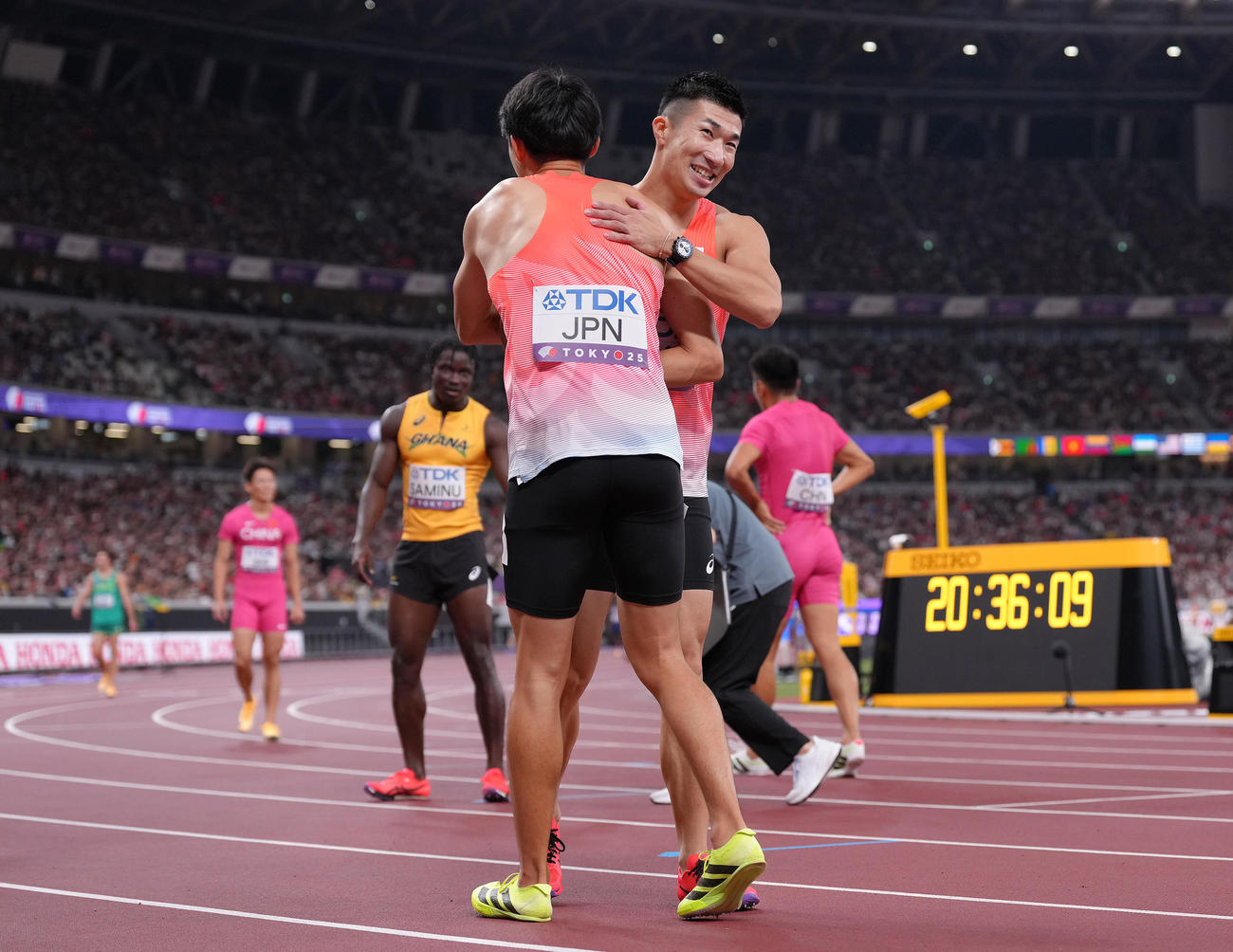 400メートルリレー予選　決勝進出を決め笑顔で抱き合う桐生（後方）と鵜沢（撮影・足立雅史）