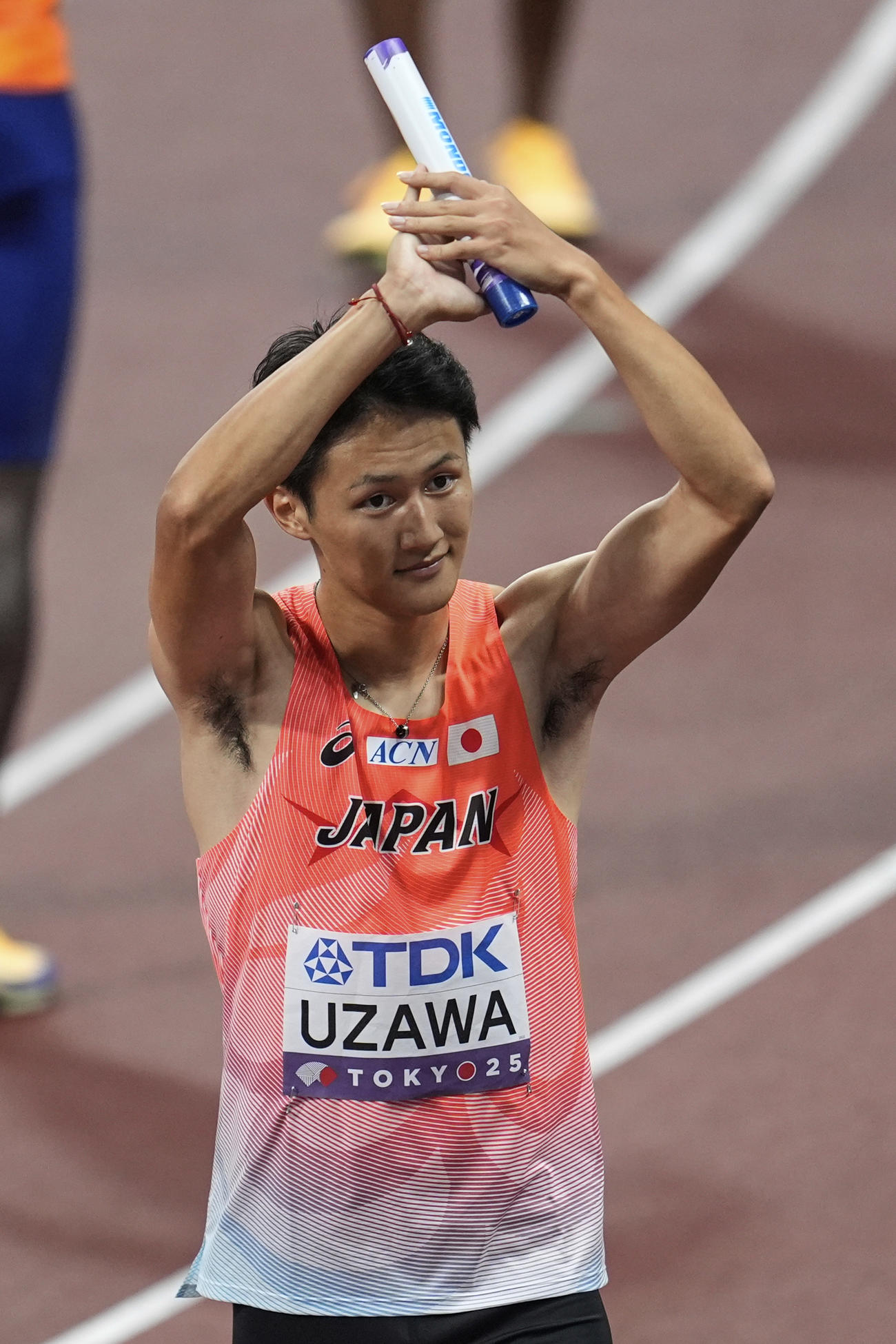 男子400mリレー　決勝進出を喜ぶアンカーの鵜沢飛羽（AP)