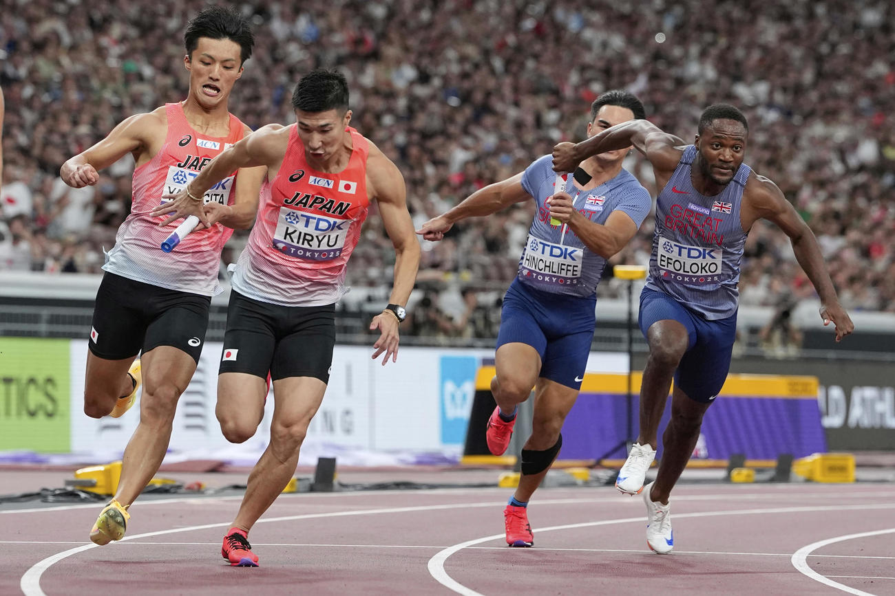 男子400mリレー予選2組　2走柳田大輝から3走桐生祥秀へのバトンパス（AP）