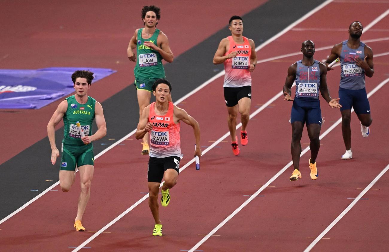 男子400mリレー予選2組　3位で決勝進出を決めた日本（ロイター）