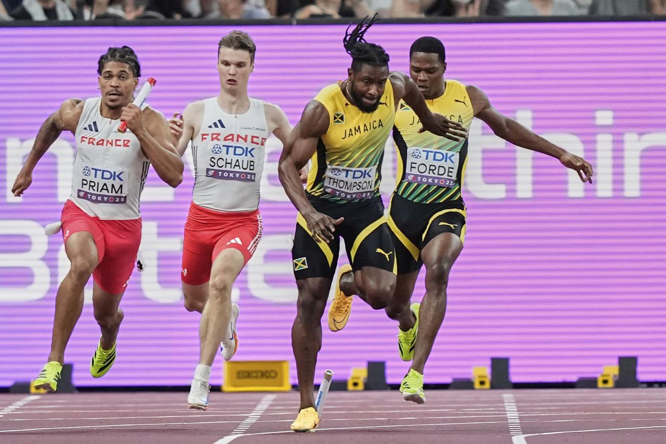 男子400mリレー　バトンを落としたジャマイカチーム（AP)