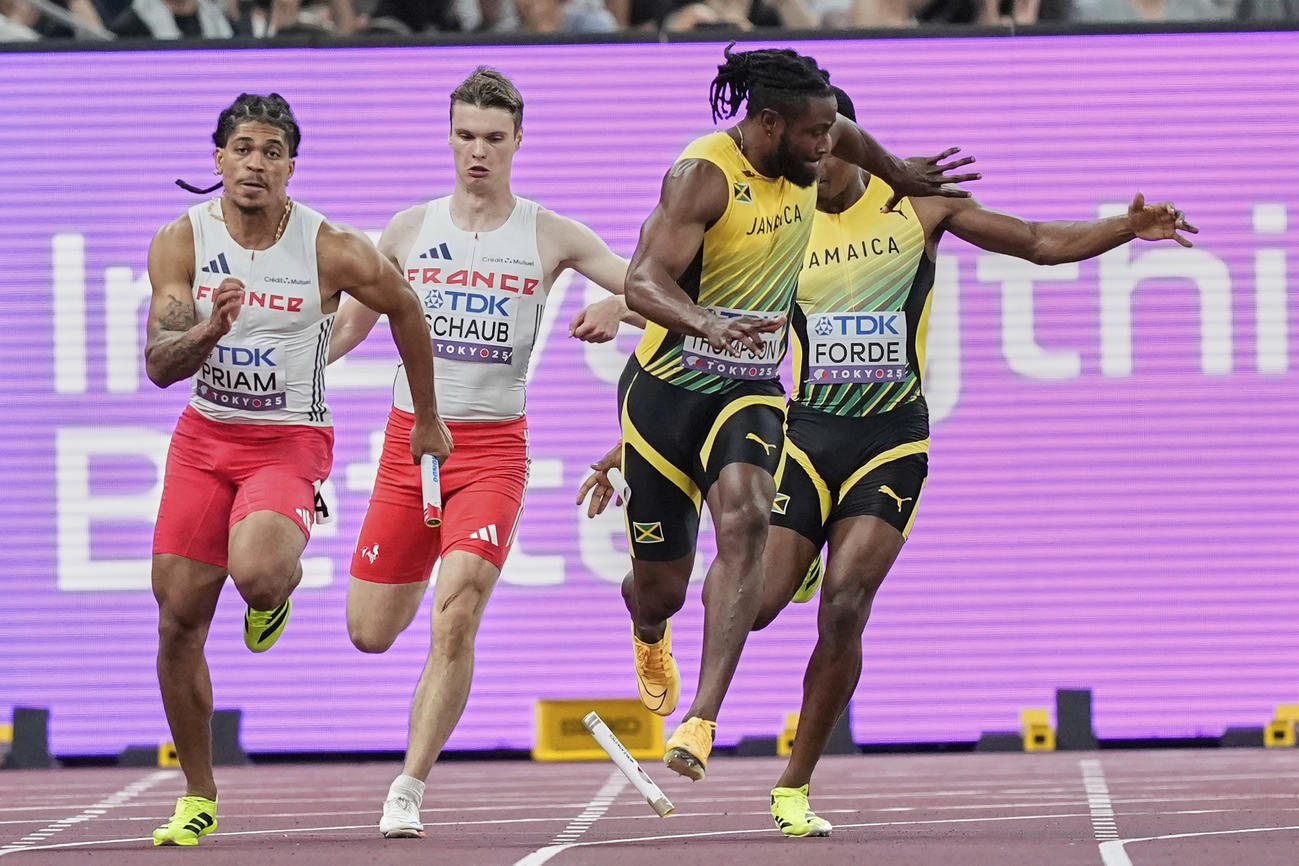 男子400mリレー　バトンを落とすジャマイカチーム（AP)