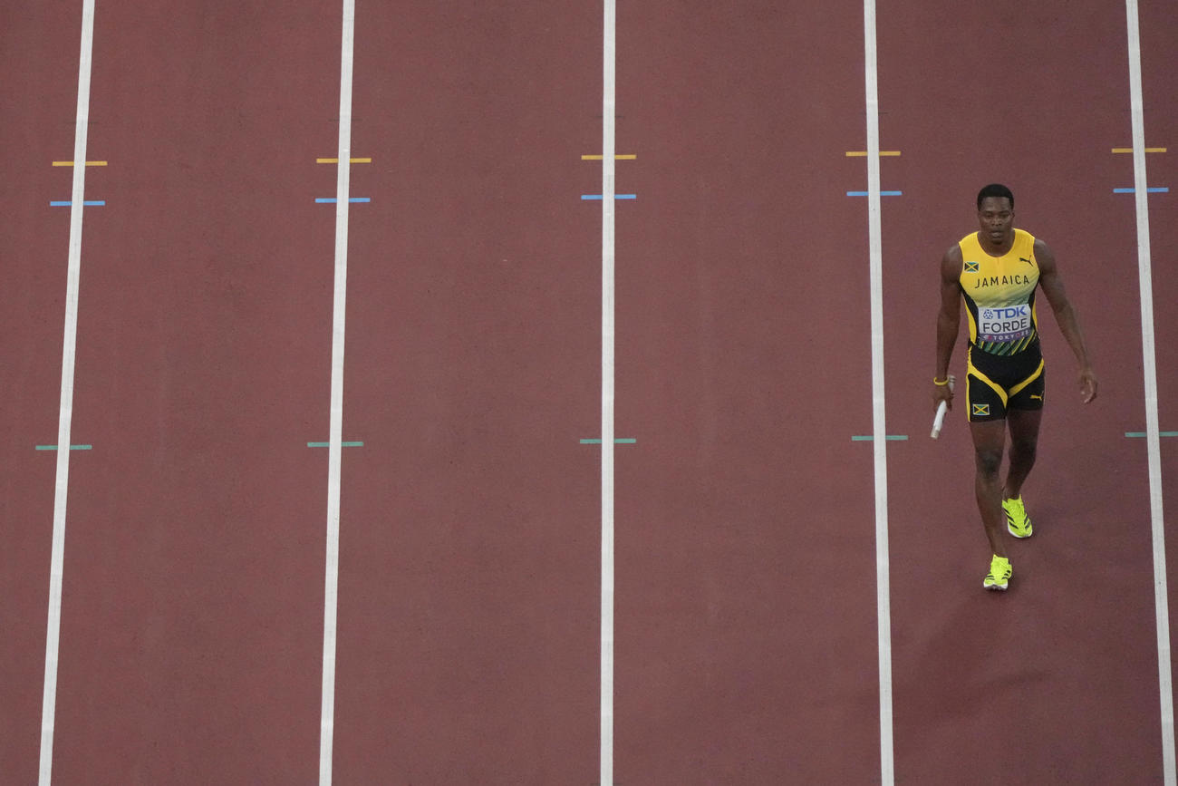 男子400mリレー　予選敗退隣ガックリと歩くジャマイカのフォード（AP)