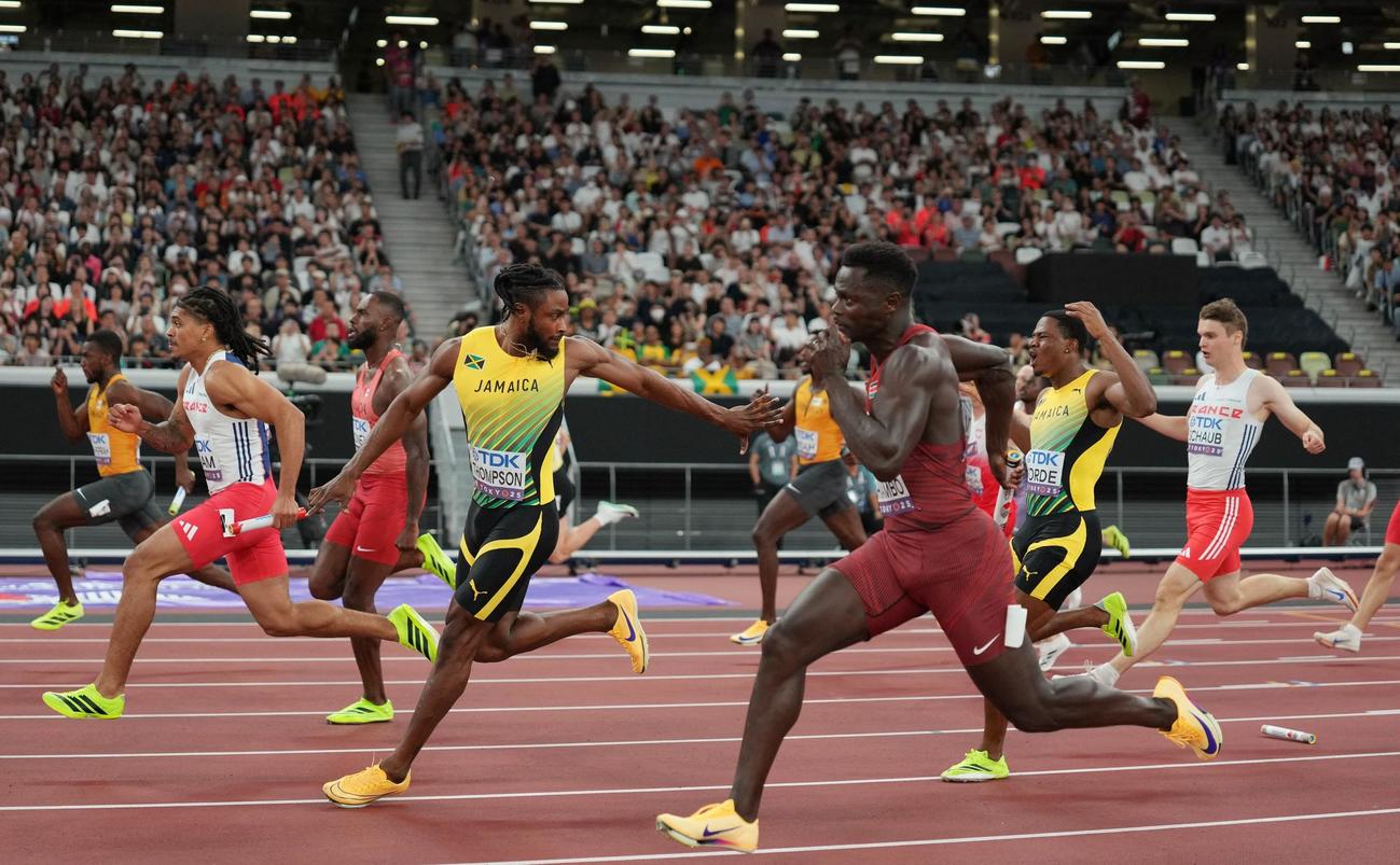男子400mリレー　バトンを落とすジャマイカチーム（ロイター）