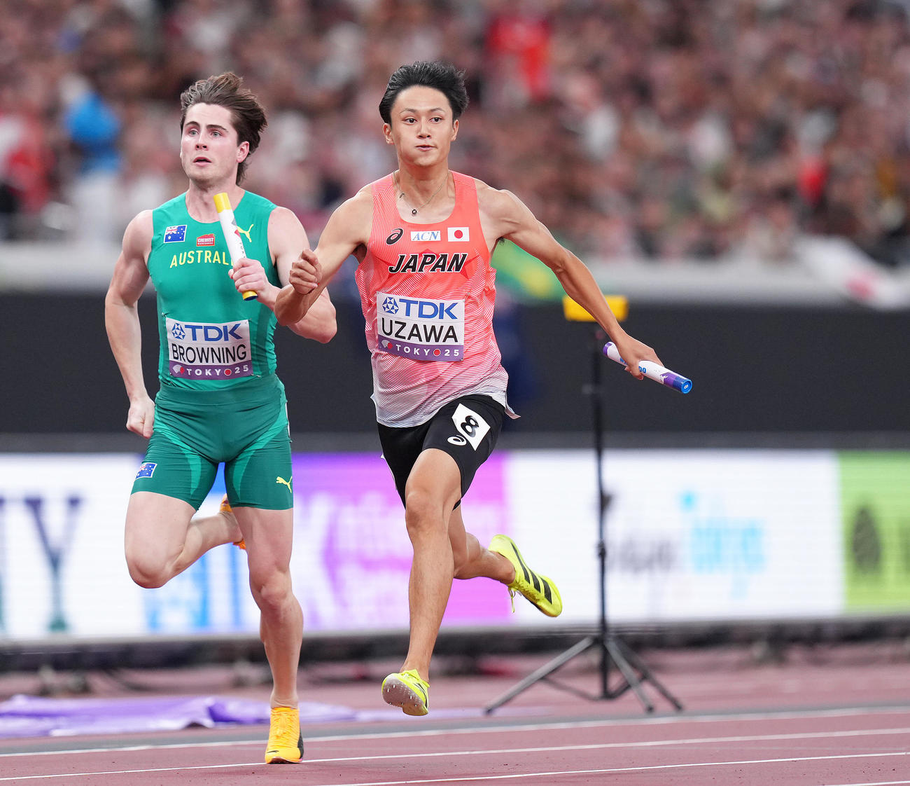400メートルリレー予選　決勝進出を決めた日本のアンカー鵜沢（右）（撮影・足立雅史）