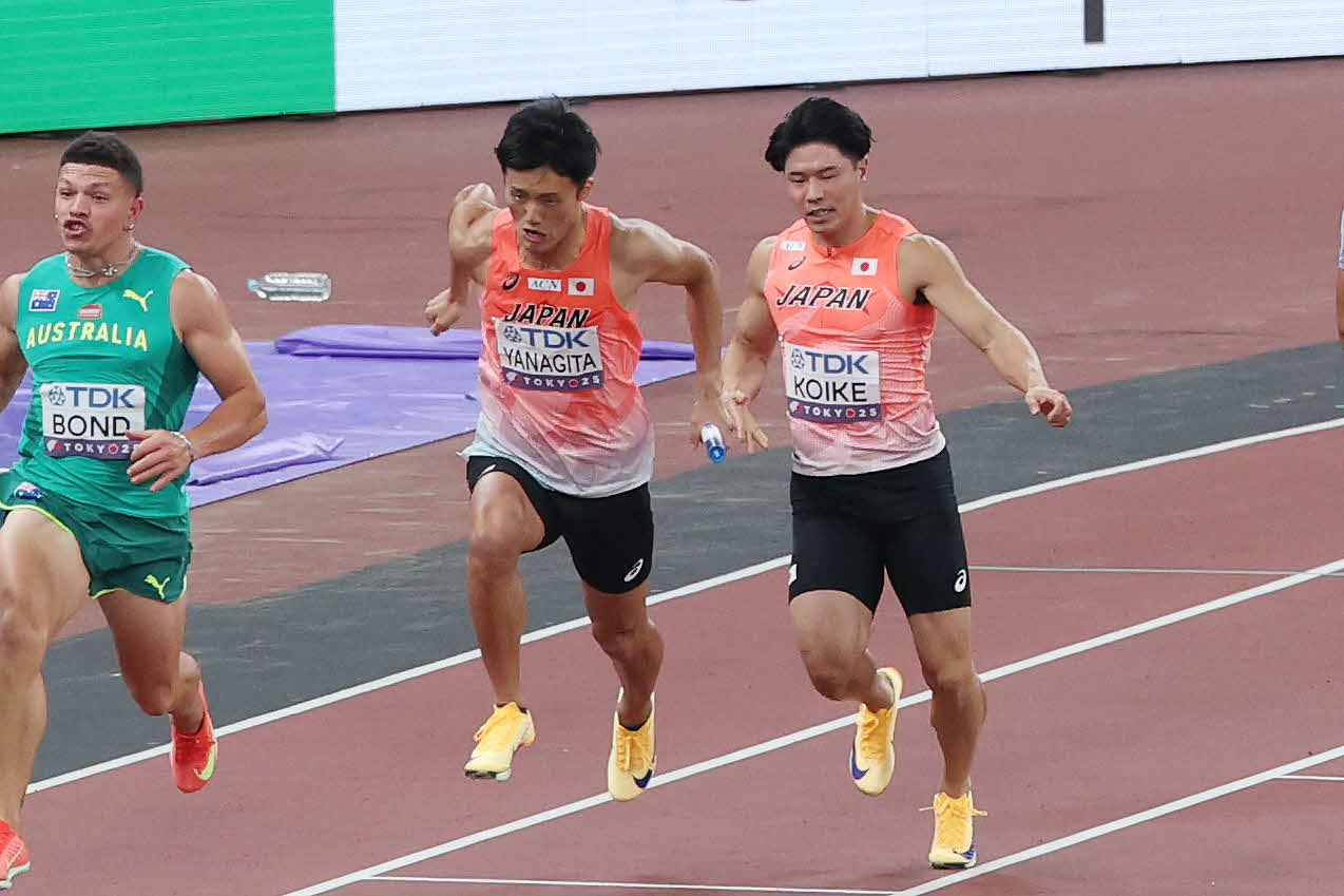 男子400メートルリレー予選　1走小池（右）からバトンを受け取る2走柳田（撮影・宮地輝）