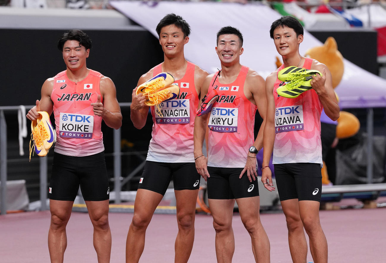 400メートルリレー予選　決勝進出を決め笑顔を見せる、左から小池、柳田、桐生、鵜沢（撮影・足立雅史）