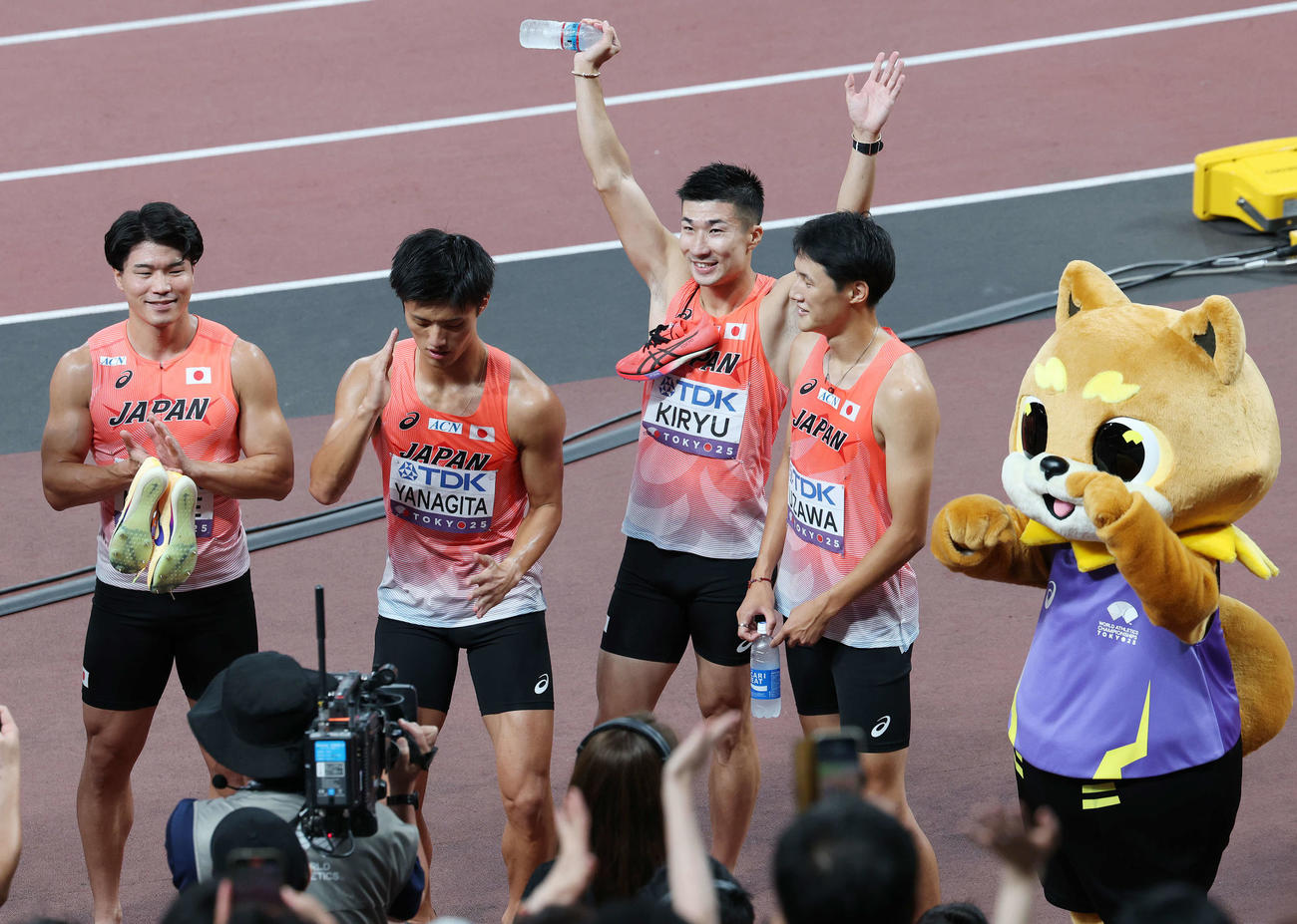 男子400メートルリレー予選　3着で決勝進出を決めた、左から小池、柳田、桐生、鵜沢（撮影・宮地輝）
