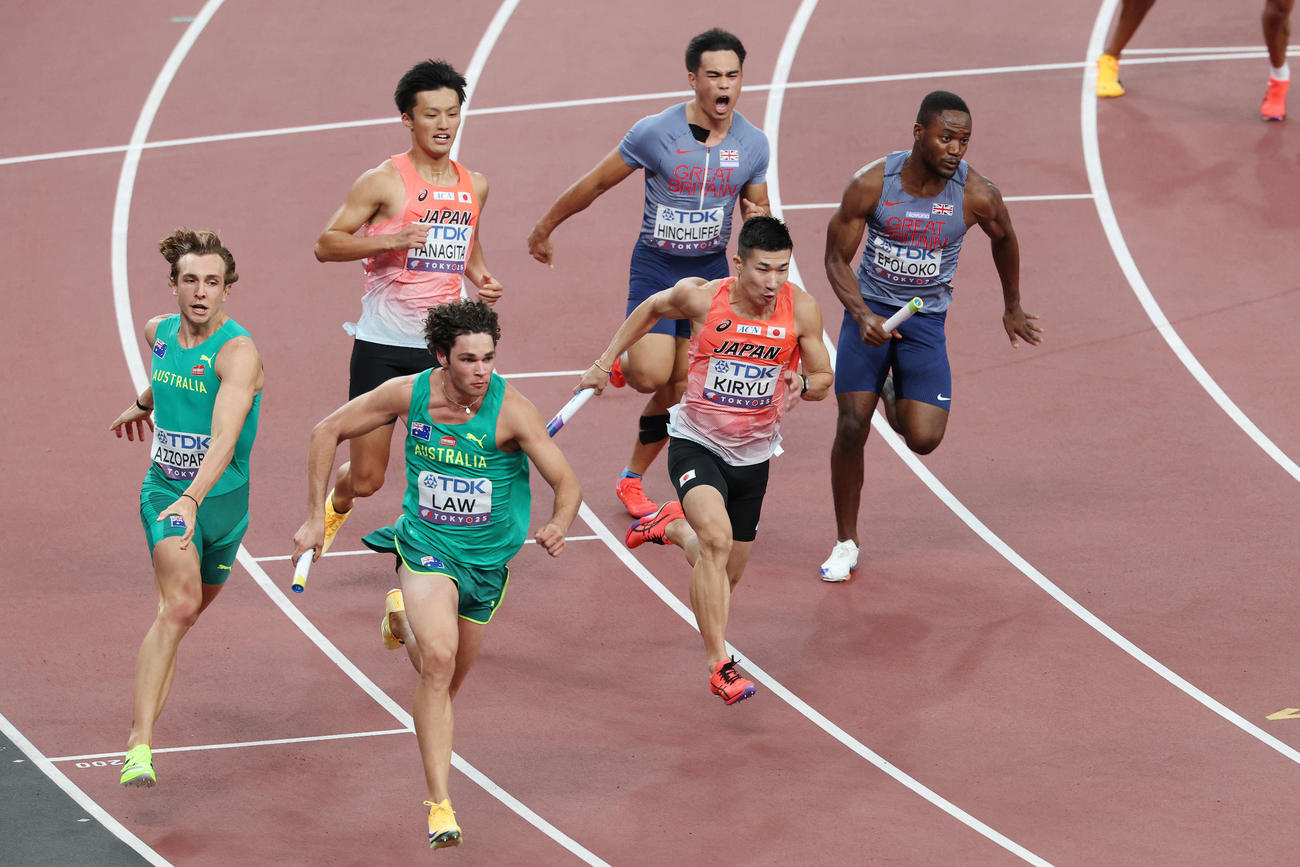 男子400メートルリレー予選　2走柳田（左）からバトンを受け取った3走桐生（撮影・宮地輝）