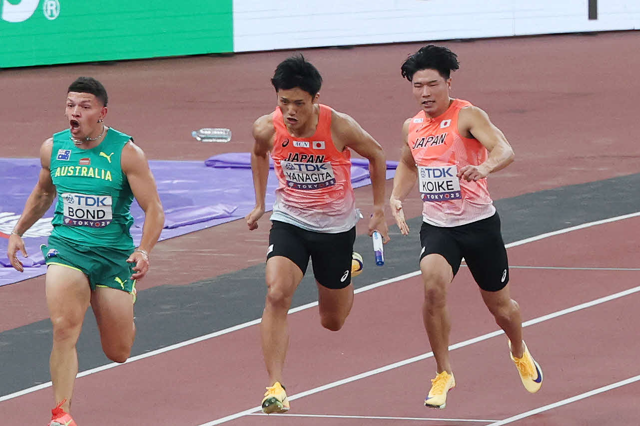 男子400メートルリレー予選　1走小池（右）からバトンを受け取る2走柳田（撮影・宮地輝）