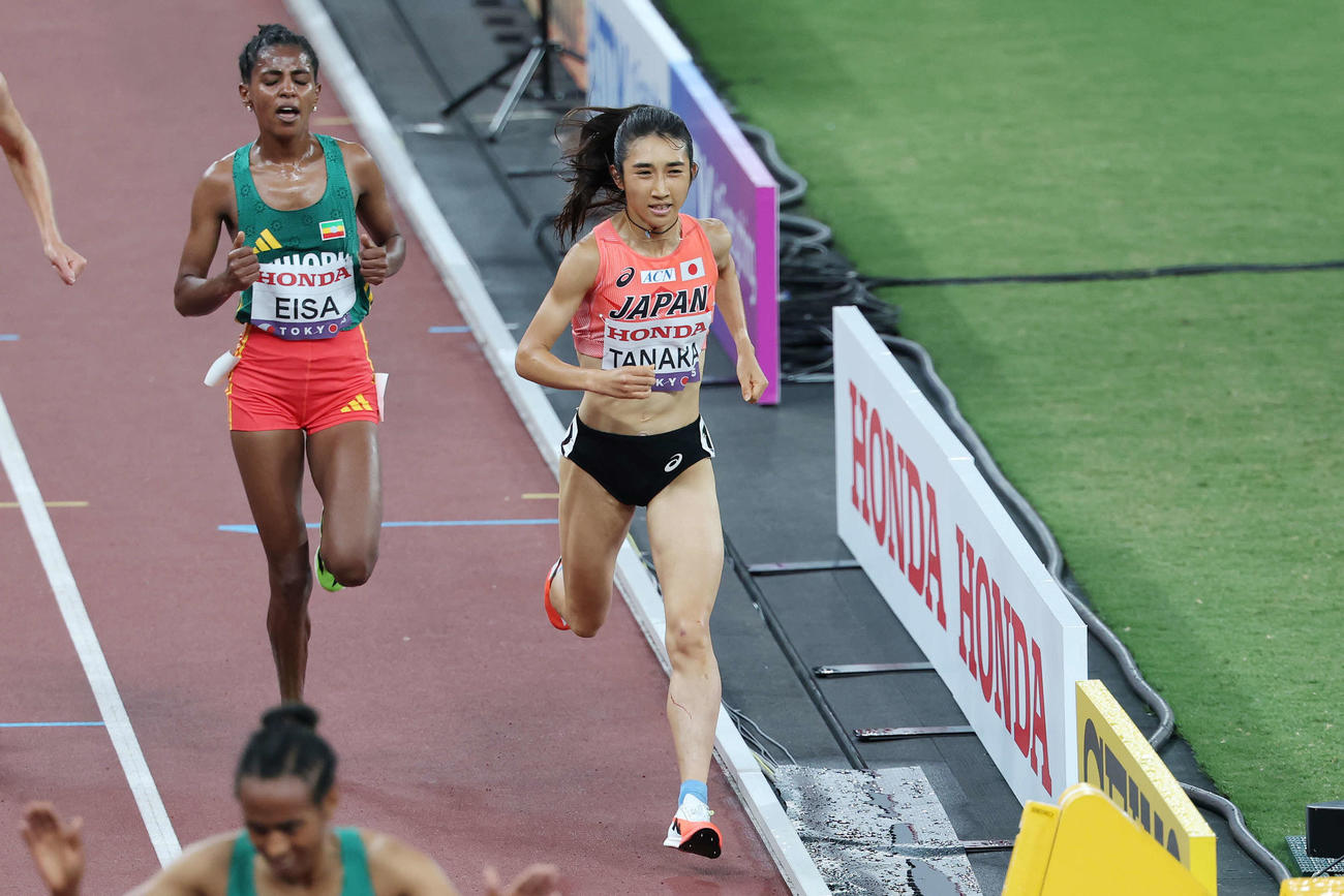 女子5000メートル決勝　ゴールする田中（撮影・宮地輝）