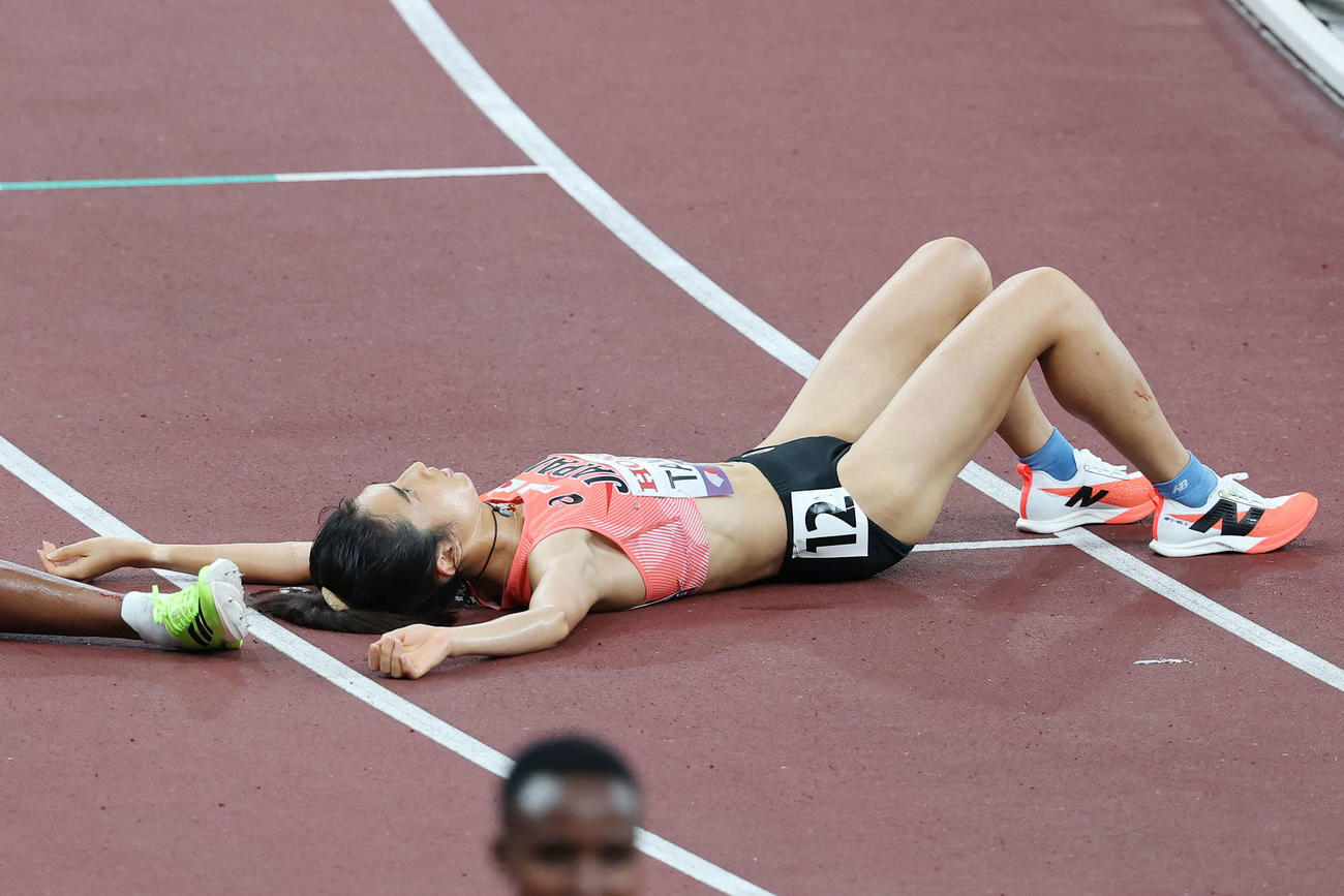 女子5000メートル決勝　ゴールしトラックに倒れる田中（撮影・宮地輝）