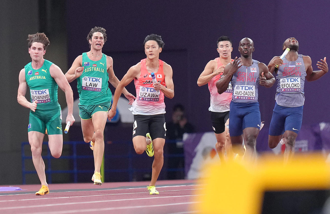 400メートルリレー予選　三走桐生（中央右）からアンカー鵜沢（同左）へバトンが渡る（撮影・足立雅史）