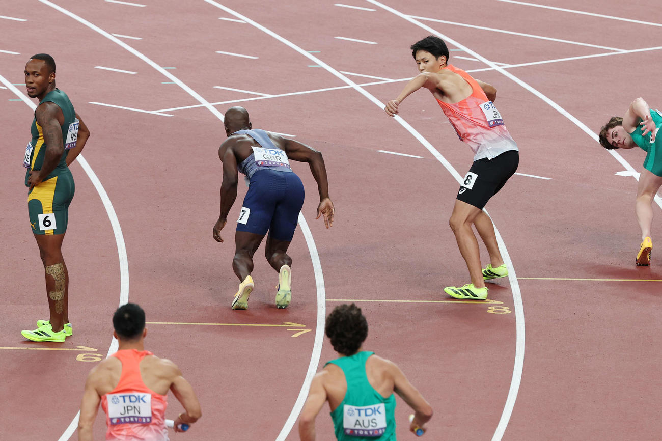 男子400メートルリレー予選　3走桐生からのバトンを待つ鵜沢（撮影・宮地輝）