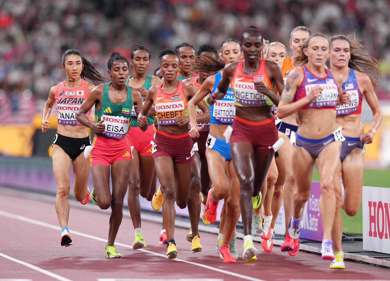 女子5000メートル決勝で力走する田中（左端）（撮影・足立雅史）