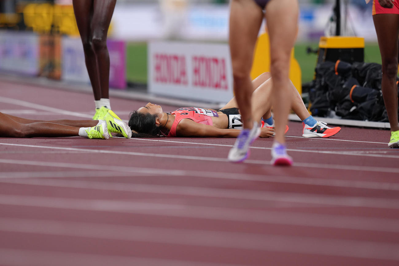 女子5000メートル決勝でゴールし倒れ込む田中（撮影・足立雅史）